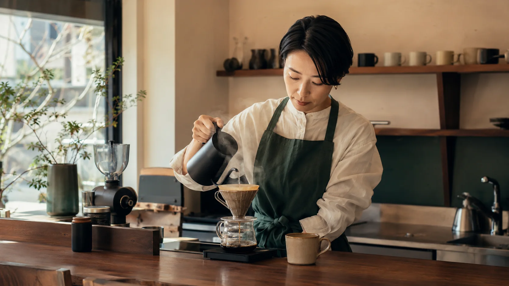 Webサイトのサービス紹介を想定したハンドドリップコーヒーのコンセプト写真